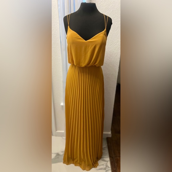 New designer evening dresses ✨ - Picture 5 of 12